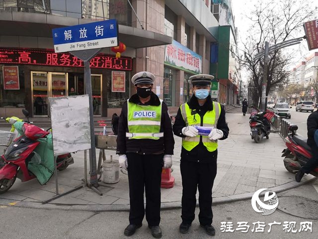 平輿街頭這位大姐把剛買的口罩送給了執(zhí)勤交警！