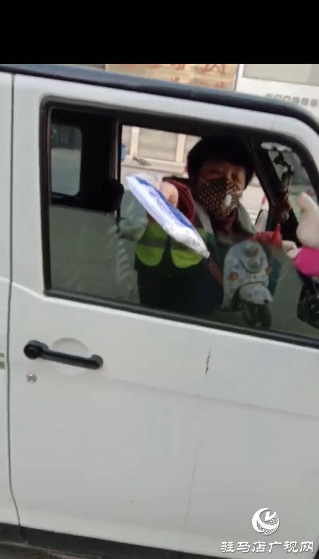 平輿街頭這位大姐把剛買的口罩送給了執(zhí)勤交警！