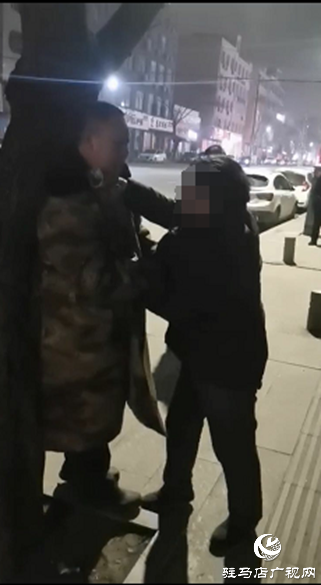 一男子毆打工作人員，干擾疫情防控工作，被平輿警方拘留！