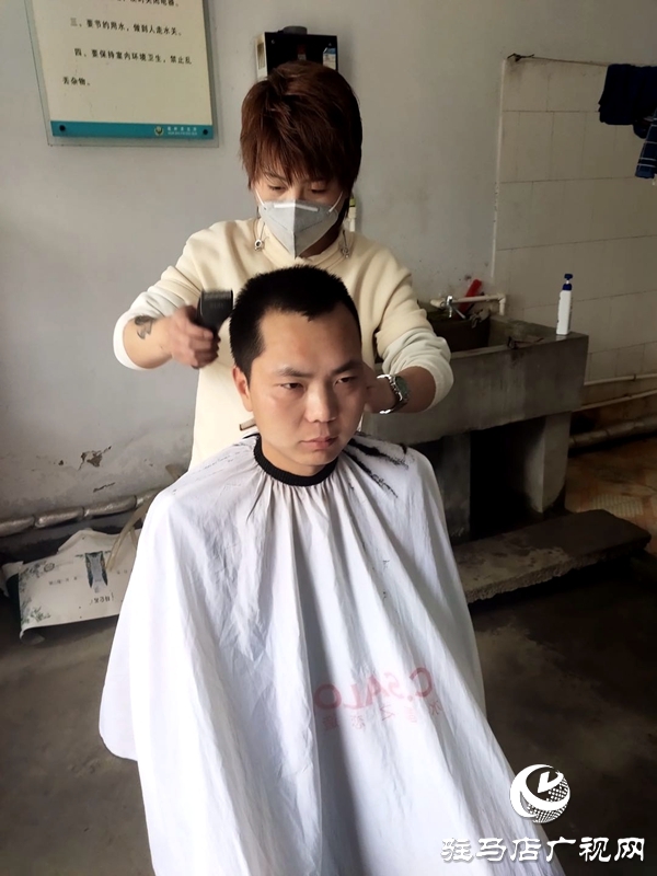 “托尼老師”進警營 為抗疫一線民警免費理發(fā)