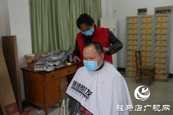 市總工會職工服務(wù)隊志愿者為新聞工作者開展義務(wù)理發(fā)服務(wù)