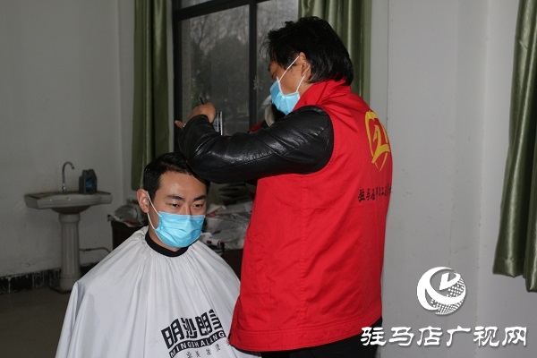 市總工會職工服務(wù)隊志愿者為新聞工作者開展義務(wù)理發(fā)服務(wù)