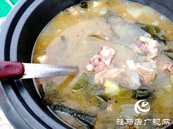 市區(qū)有了一個“愛心餐飲”免費(fèi)領(lǐng)取點(diǎn)