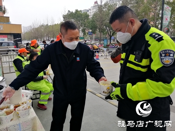 市區(qū)有了一個“愛心餐飲”免費(fèi)領(lǐng)取點(diǎn)