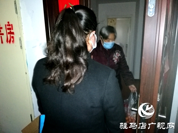 小區(qū)客服張蒙蒙：變成勤勞的“小蜜蜂” 全心全意守護您 