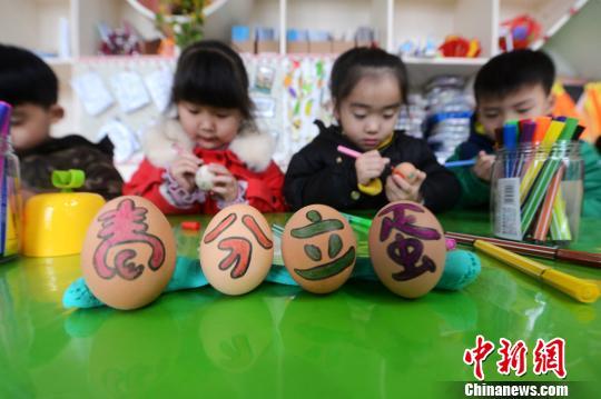 春分習(xí)俗知多少？流行“豎蛋”游戲 校對(duì)度量衡器具