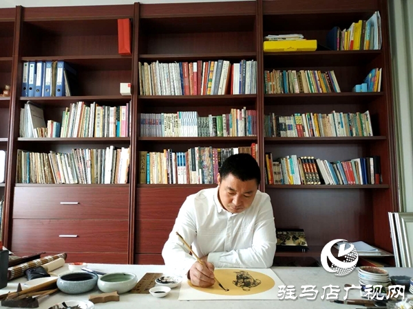 畫(huà)家栗東旭用畫(huà)作致敬最美“逆行者”