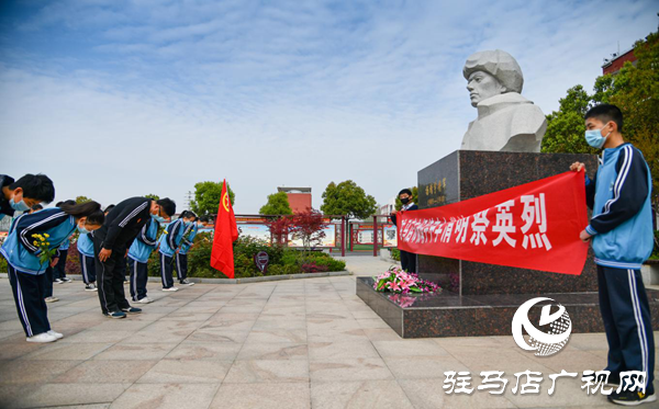 駐馬店市第三中學(xué)致敬英雄，緬懷同胞