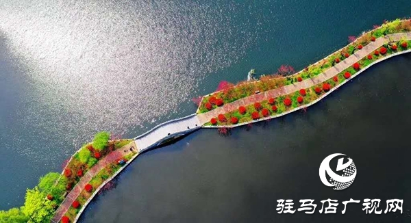 春風(fēng)拂“蘇堤”，游人醉“斷橋”，四月的天中美景似江南