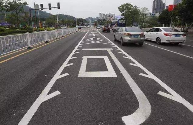 綠燈直行要記6分罰200？“坑人車道”到底該怎么走？