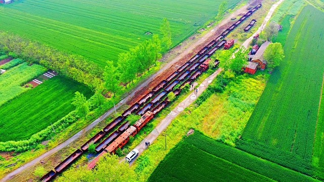 十多年的停運已經(jīng)讓這一列客車銹跡斑斑。