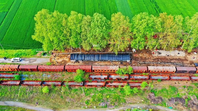 窄軌小火車主要運行在上世紀末，是當時當?shù)厝罕娭匾某鲂蟹绞?，同時也承擔著大宗商品的貨運業(yè)務(wù)。