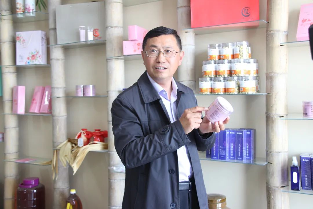 駐馬店有個(gè)籽粒村，玫瑰花開幸福來(lái)……