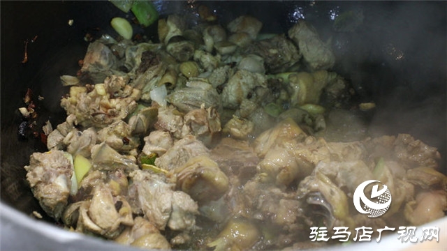 19.9元吃小龍蝦！三毛土鍋臺小龍蝦限時低價嘗鮮！快來燃爆你的味蕾！