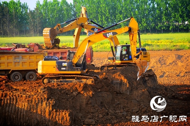 高溫下最美的身影！五一期間宿鴨湖清淤擴(kuò)容正施工（組圖）