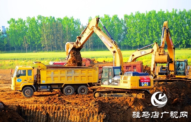 高溫下最美的身影！五一期間宿鴨湖清淤擴(kuò)容正施工（組圖）