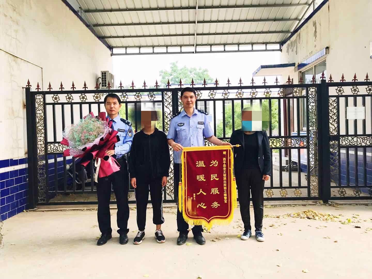 暖心一幕：姐妹倆初中生沒戶口，戶籍警跑齊材料忙辦理……