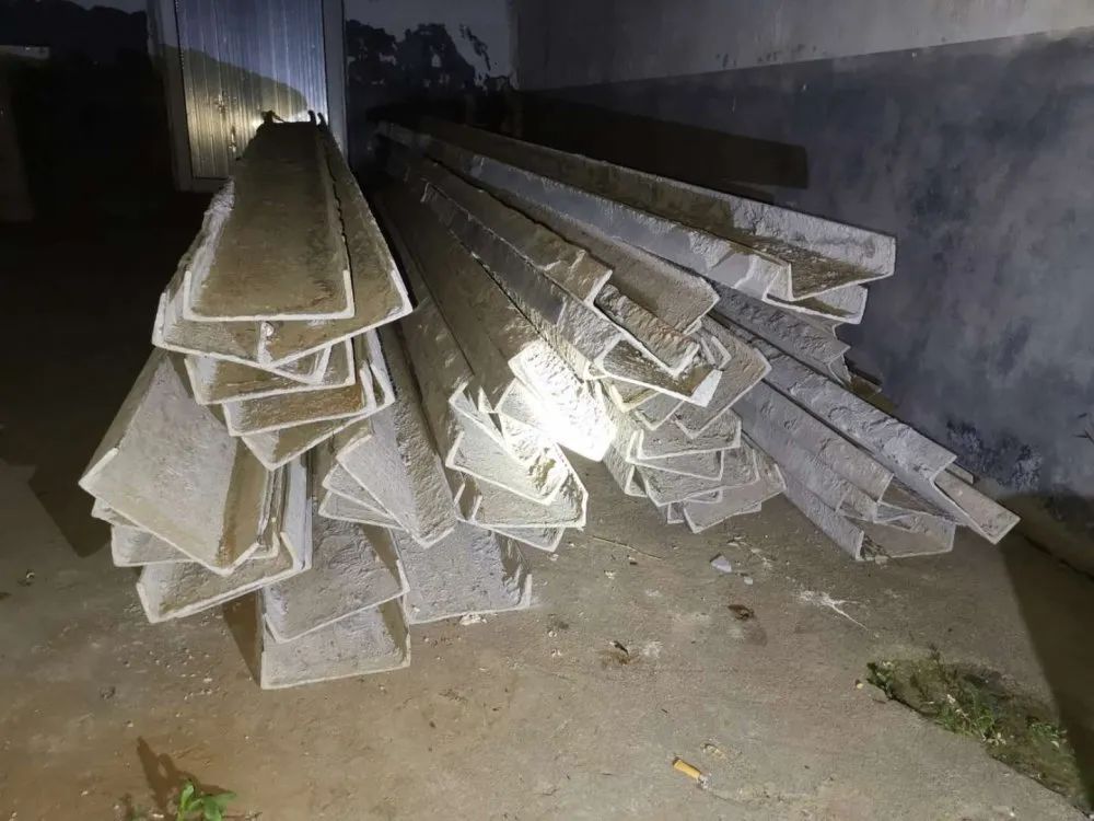 這仨“路賊”：白天踩點，夜里偷修路工地上的鋼模、鋼筋……