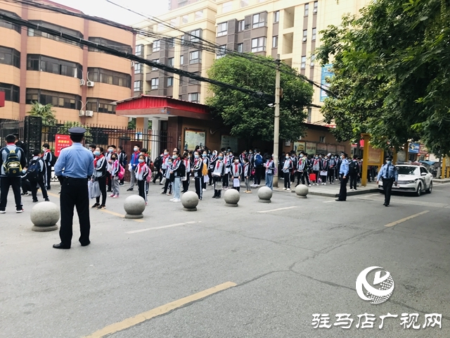 駐馬店公安局西園分局:小學(xué)復(fù)學(xué)首日 平安守護(hù)先行