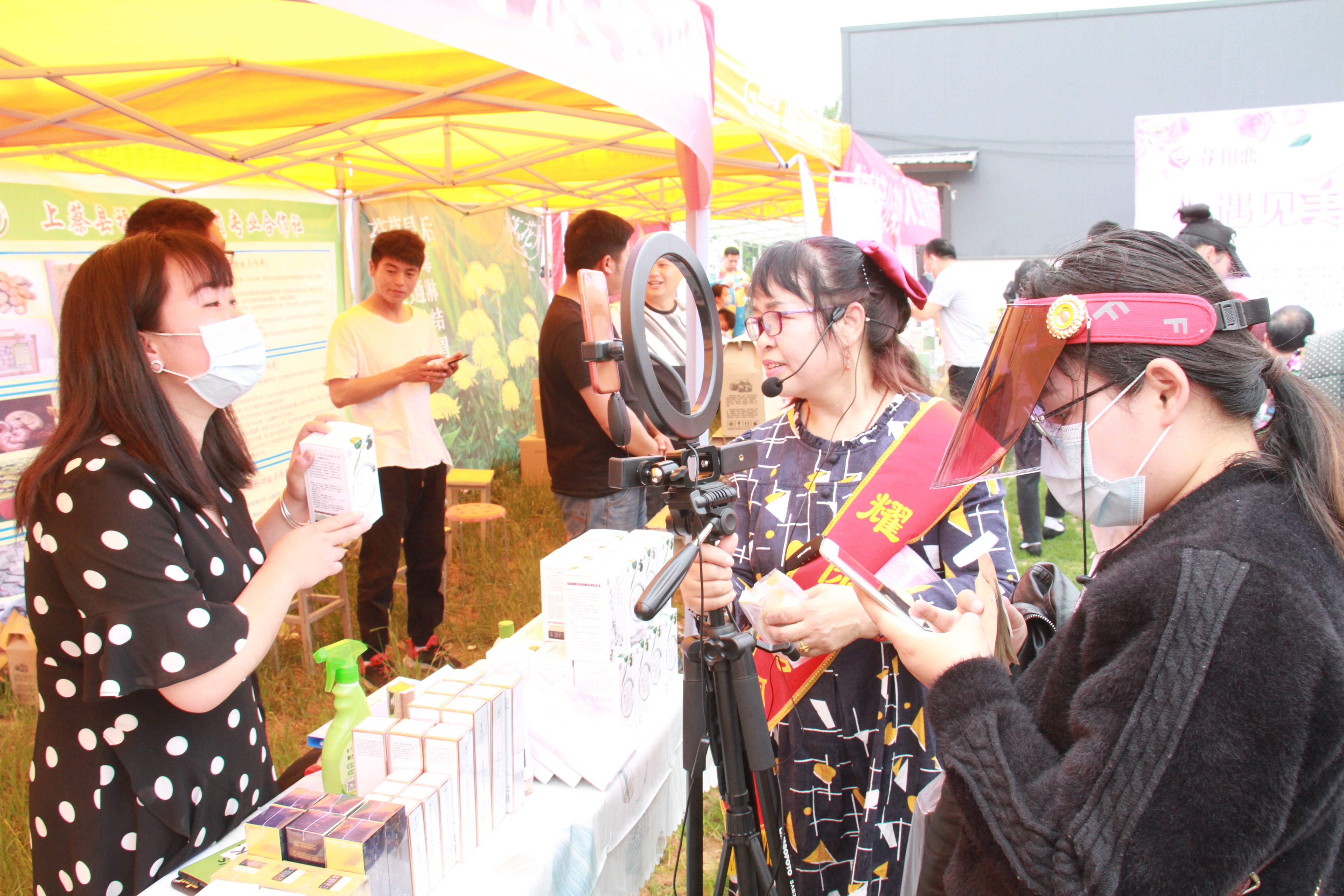 上蔡縣：“草根直播團(tuán)”，田間地頭帶貨忙…