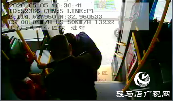 突發(fā)！老人公交車內(nèi)嘶聲呼救，多名乘客手足無措，緊急時刻……