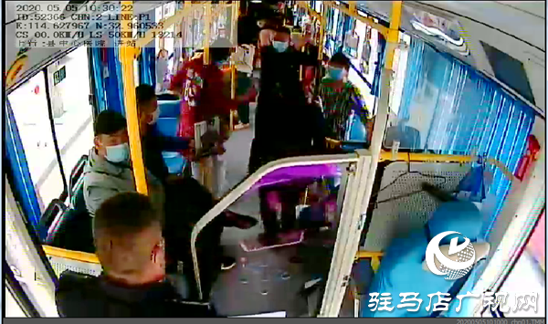 突發(fā)！老人公交車內(nèi)嘶聲呼救，多名乘客手足無措，緊急時刻……