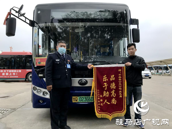 突發(fā)！老人公交車內(nèi)嘶聲呼救，多名乘客手足無措，緊急時刻……