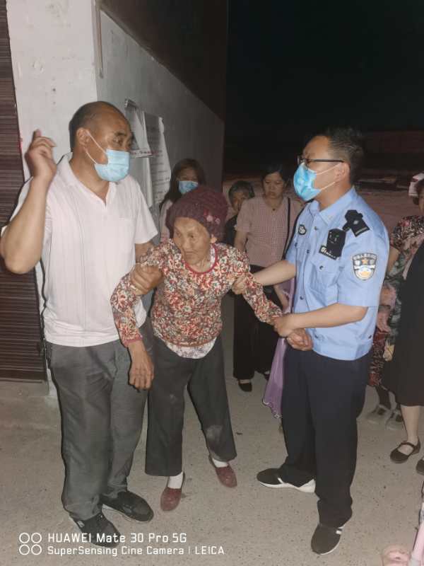 八旬老人走失街頭，汝南警方暖心相助