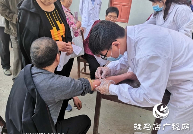汝南縣宿鴨湖街道為轄區(qū)貧困戶、老年人免費(fèi)體檢