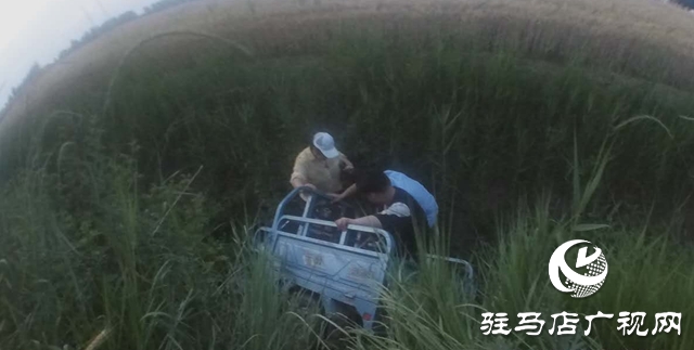 天黑老人不慎掉入深溝，民警巧遇全力救援