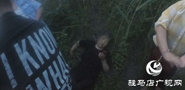 天黑老人不慎掉入深溝，民警巧遇全力救援