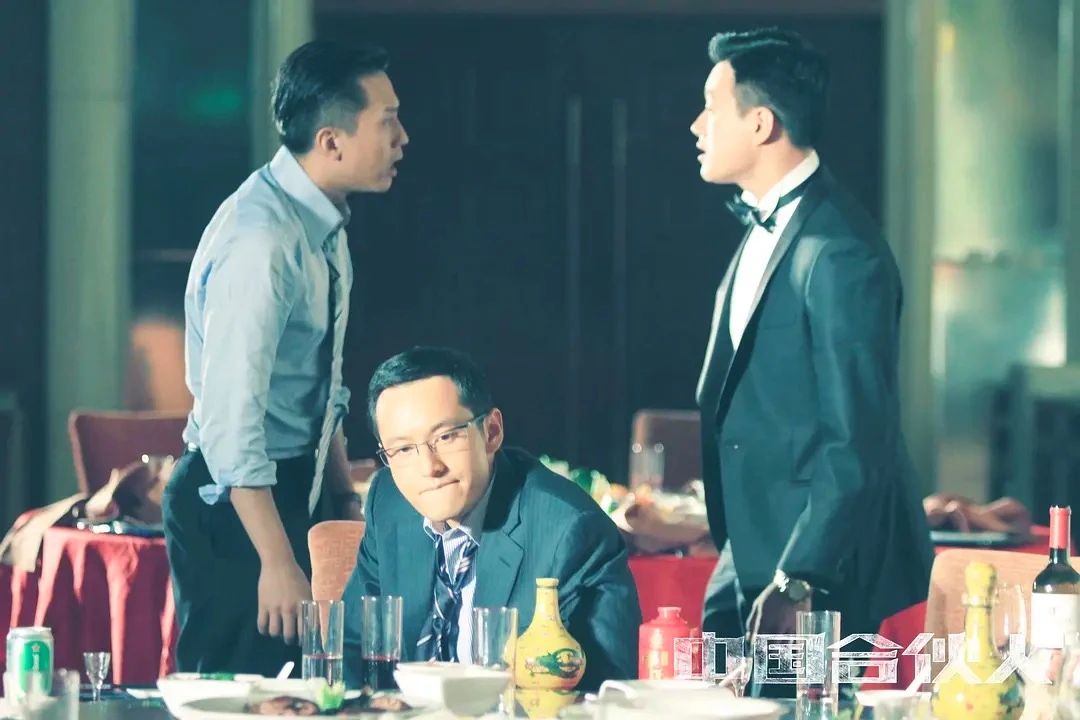 “講關(guān)系”“混圈子”，“圈子文化”為何讓人愛(ài)恨交加？