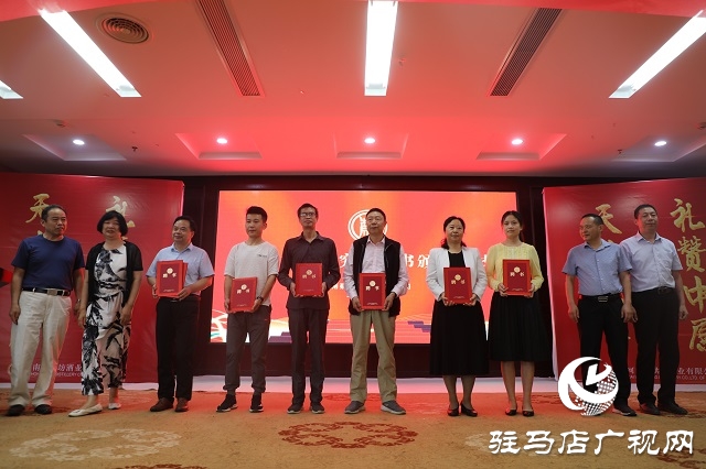  南蔡洪坊酒業(yè)雙喜臨門：駐酒文化研究院成立，駐酒(天中文化)名片授牌