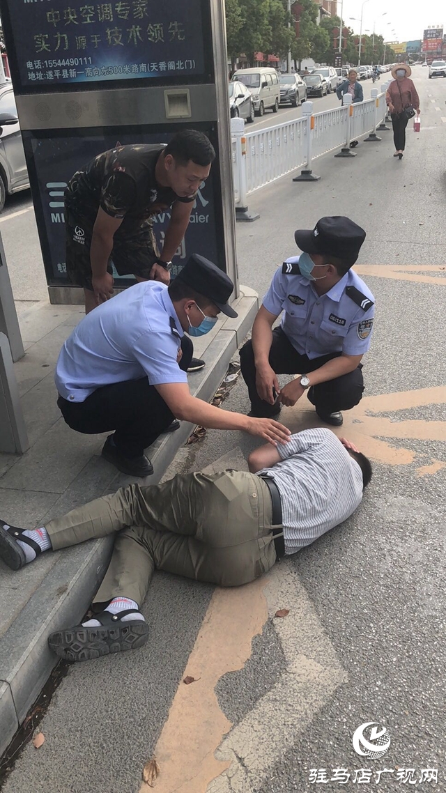 男子醉酒躺路邊 巡警幫助找家人