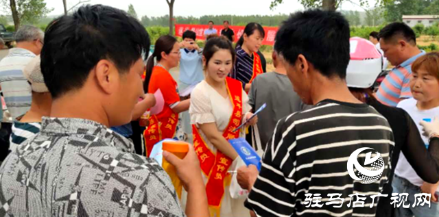 遂平縣司法局 “三夏”普法走進田間地頭