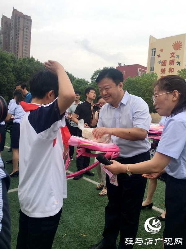 駐馬店四大班子領(lǐng)導開展“六一”慰問 與孩子們一起歡度節(jié)日