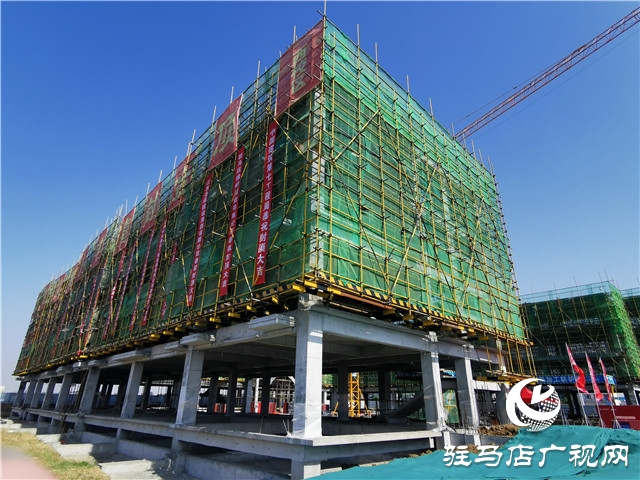 駐馬店實驗小學(xué)（西校區(qū)）封頂 確保能夠于9月份順利竣工