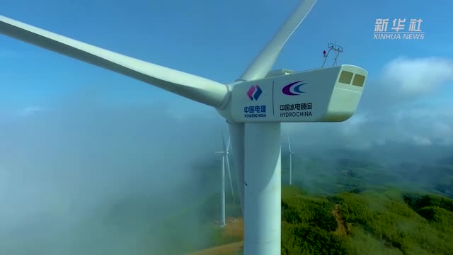 云海“群鶴”舞丨航拍湖北崇陽(yáng)羅家山風(fēng)電場(chǎng)