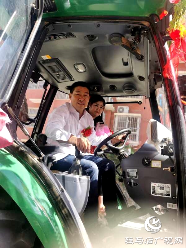 節(jié)奏鏗鏘，馬力強勁！泌陽街頭驚現拖拉機婚禮車隊 