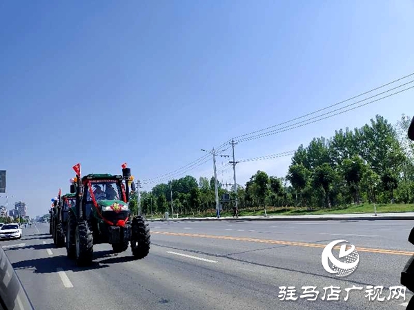 節(jié)奏鏗鏘，馬力強勁！泌陽街頭驚現拖拉機婚禮車隊 