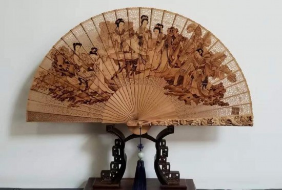 讀過金庸的武俠小說，但你看過金庸畫的扇面嗎？