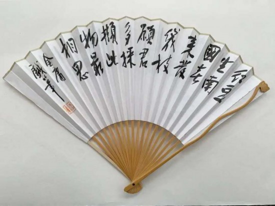 讀過金庸的武俠小說，但你看過金庸畫的扇面嗎？