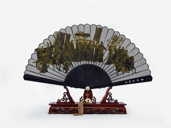 讀過金庸的武俠小說，但你看過金庸畫的扇面嗎？