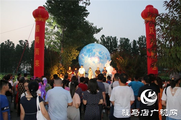 平輿藍(lán)天芝麻小鎮(zhèn)荷塘月色600畝荷花競(jìng)相開放成游客絕佳夜游打卡地