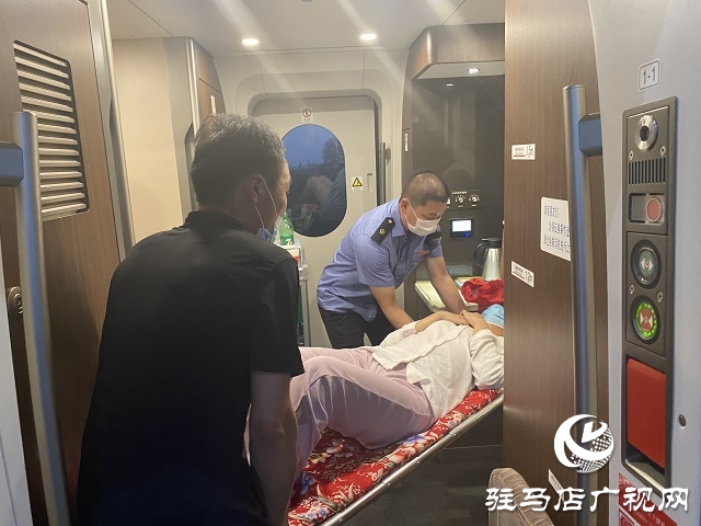 后旅客術(shù)出站難 駐馬店西站急救助