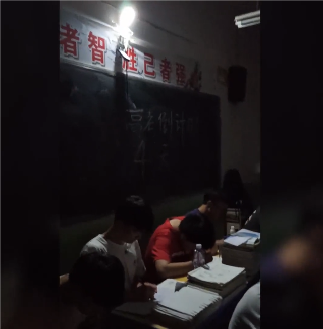 高考生突遇停電，接下來這一幕讓人淚目