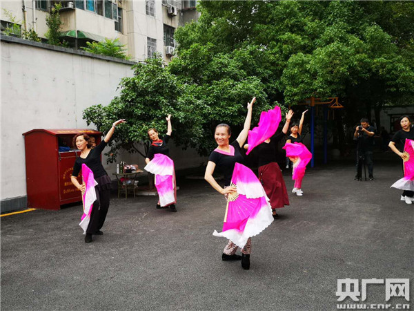 【走進(jìn)我們的小康生活】我們的生活充滿陽(yáng)光