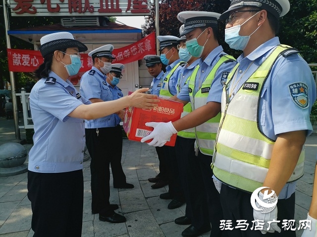 向堅(jiān)守在高溫一線的人民警察致敬！