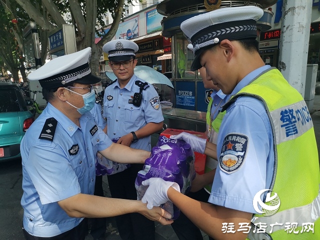 向堅(jiān)守在高溫一線的人民警察致敬！