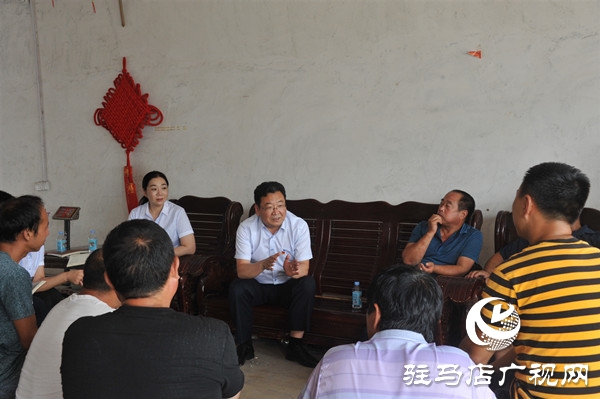 中原銀行駐馬店分行黨委書記、行長萬三華一行赴泌陽高邑鄉(xiāng)惠農(nóng)點(diǎn)調(diào)研指導(dǎo)工作